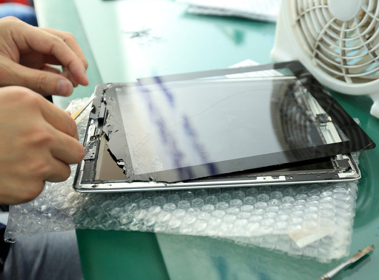 Cracked screen? Why you should get your device fixed by iFixHere