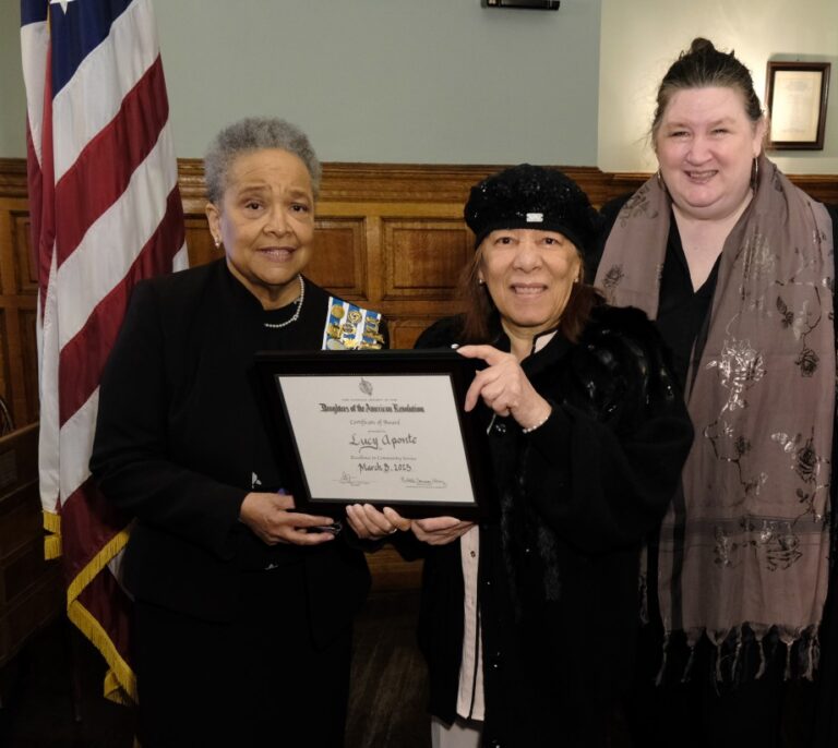 Manhattan Chapter NSDAR Presents Inaugural Community Service Award