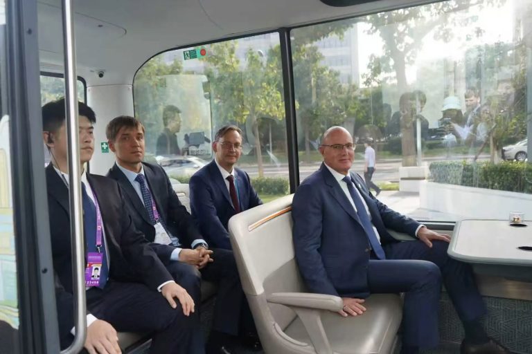 Russian Officials Explore Global Partnerships in Driverless Technology